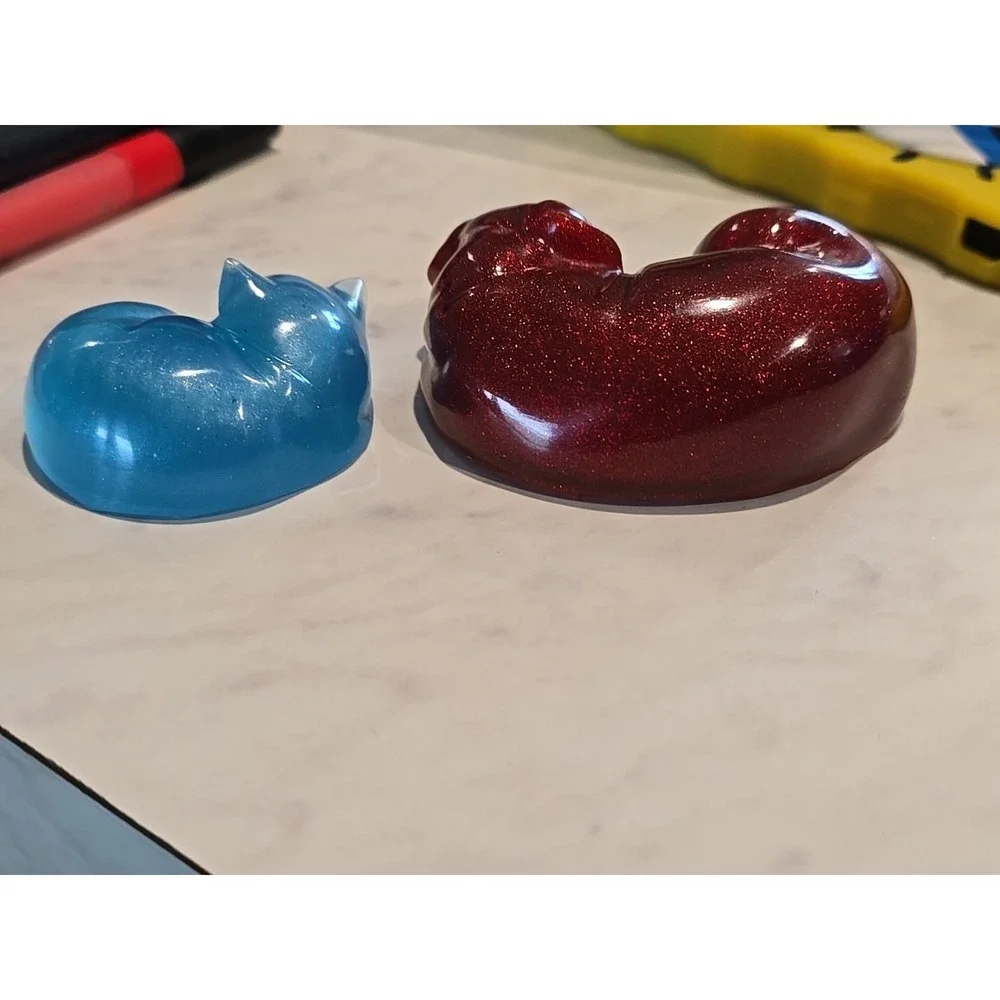 Handmade Resin Cat Dog Red Blue Decoration Gift. 637